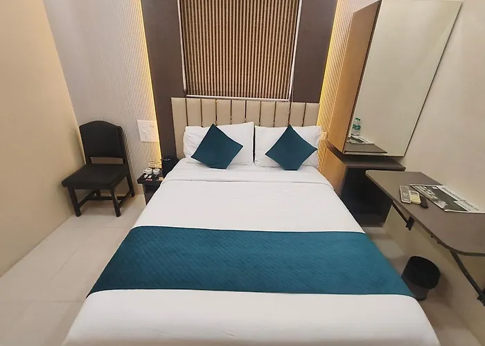Hotel Triton Sion - Near Us Embassy - Hotel Near Bkc