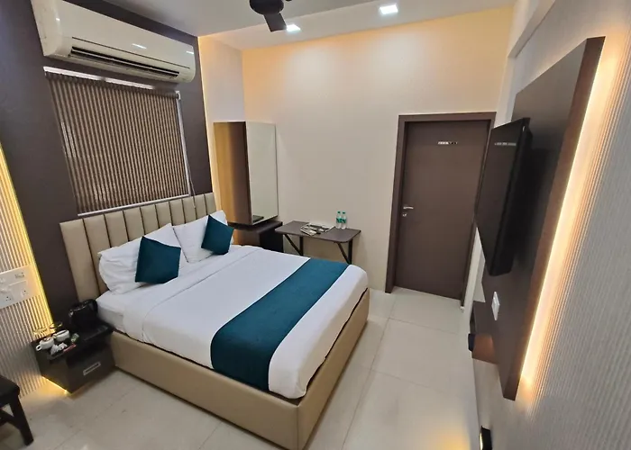 Hotel Triton Sion - Near Us Embassy - Hotel Near Bkc